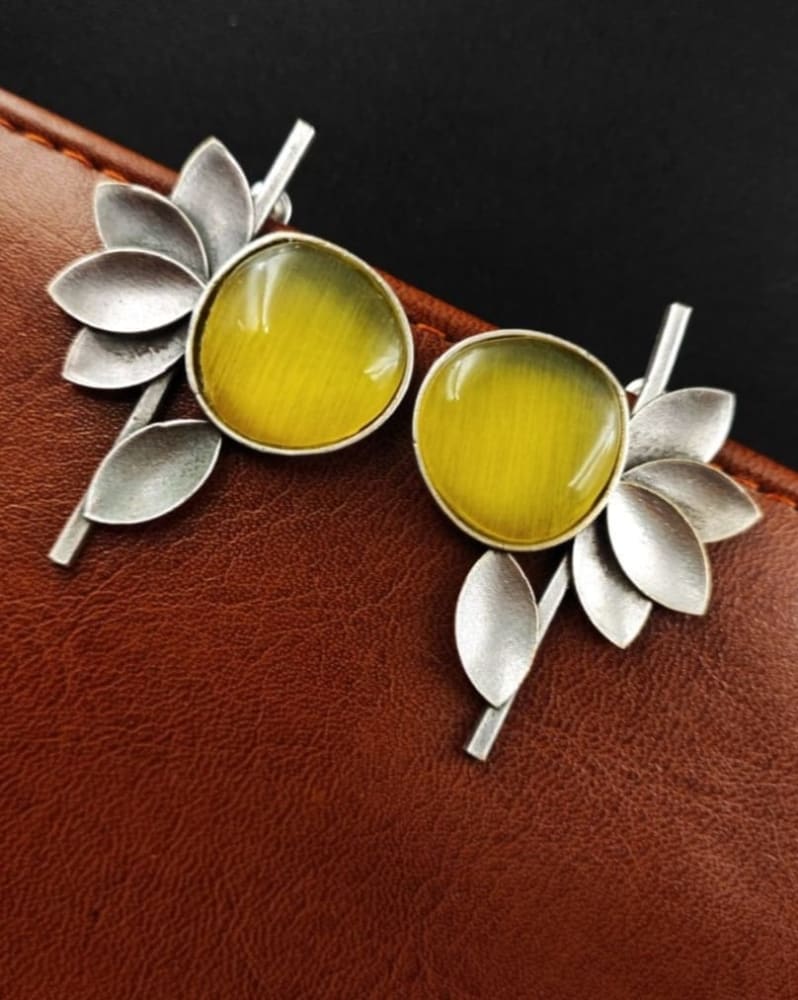monalisa stone half flower stud earrings