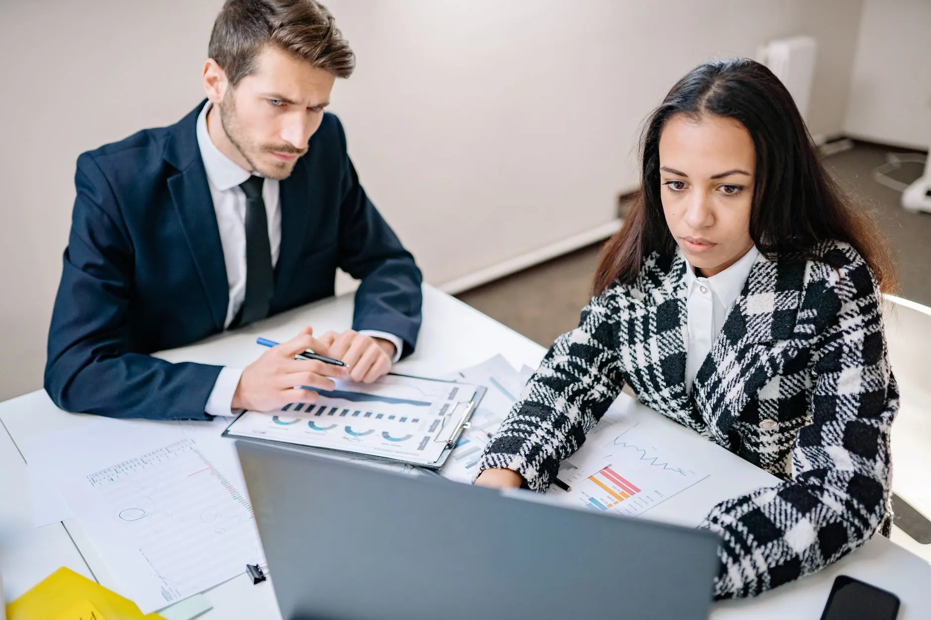 Thiết lập cơ chế 'Human-in-the-loop' để kiểm soát dữ liệu