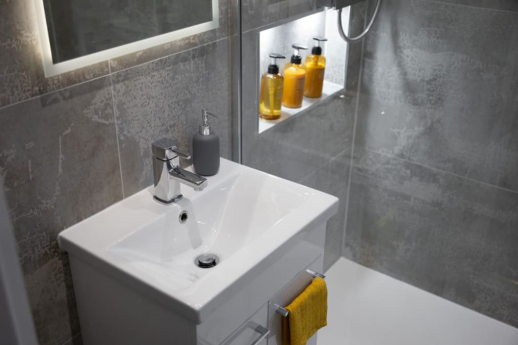 Gray bathroom designed according to 2023 trends