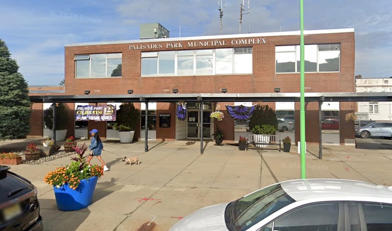 팰리세이즈 파크 공무원, 시 예산으로 '공짜 주유'하다 체포