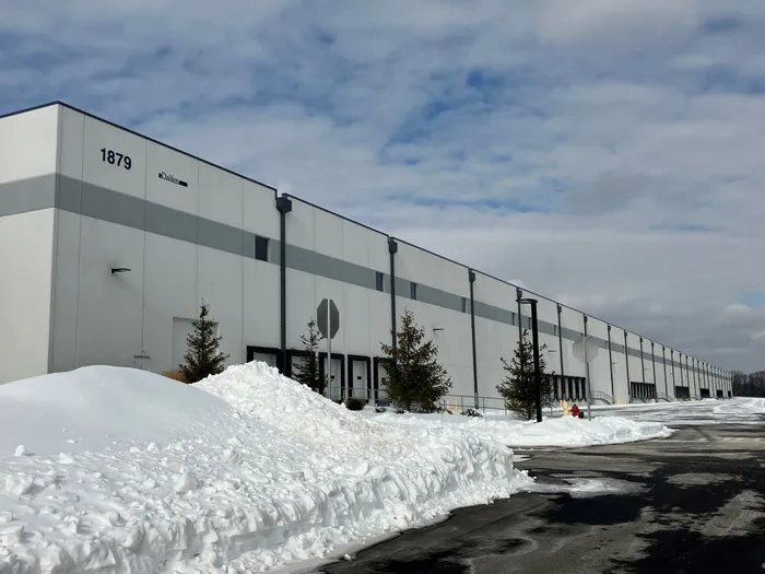 연방정부, 1억 3천만 달러 들여 록스버리 창고 매입… 이민 구치소 전환 추진에 지역사회 반발