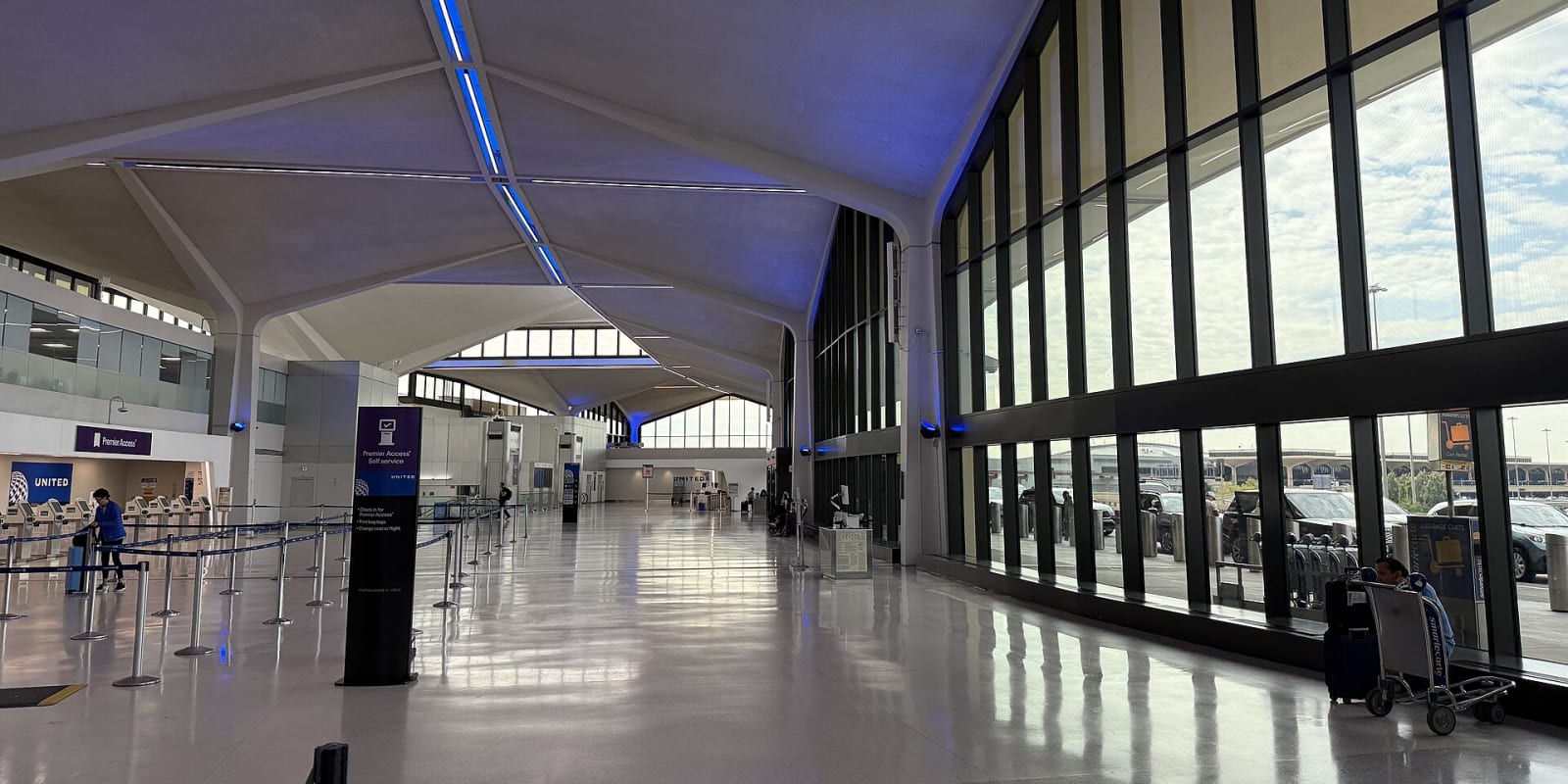 뉴어크 리버티 국제공항 터미널 C의 출국장 내부(2025년)(자료사진)