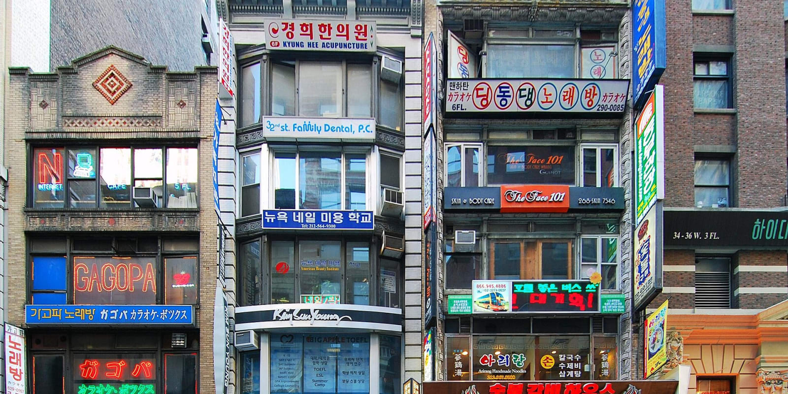 한글 간판이 늘어선 맨해튼 코리아타운 웨스트 32번가 거리(2009년)(자료사진)