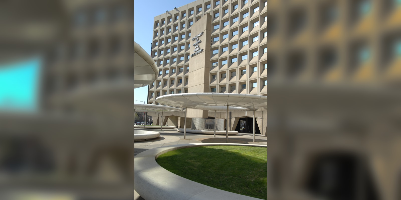 워싱턴 D.C.에 있는 연방 주택도시개발부(HUD) 청사 앞 표지석과 건물 외관(자료사진)