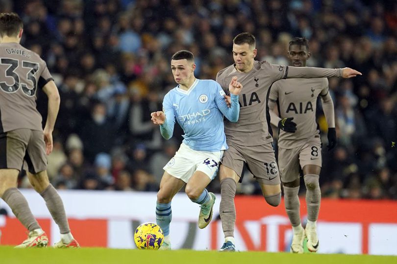 Phil Foden berebut bola dengan Giovani Lo Celso di laga Manchester City vs Tottenham di pekan ke-14 EPL 2023/2024 di Etihad Stadium, Minggu (03/12/2023) malam WIB Hasil Manchester City vs Tottenham: Skor 3-3