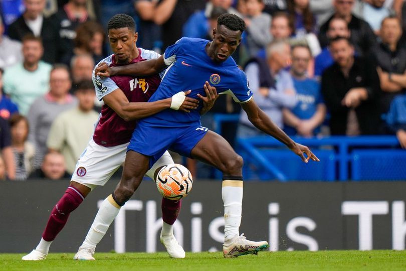 Info Main Bola Pengganti Varane, Manchester United Rekrut Bek Aston Villa Ini?