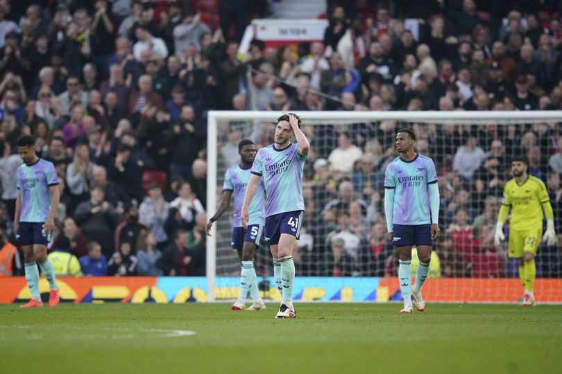 Reaksi pemain Arsenal setelah kebobolan gol Bruno Fernandes Info Main Bola Gary Neville: Arsenal Musim Lalu Lebih Baik dari Liverpool Musim Ini