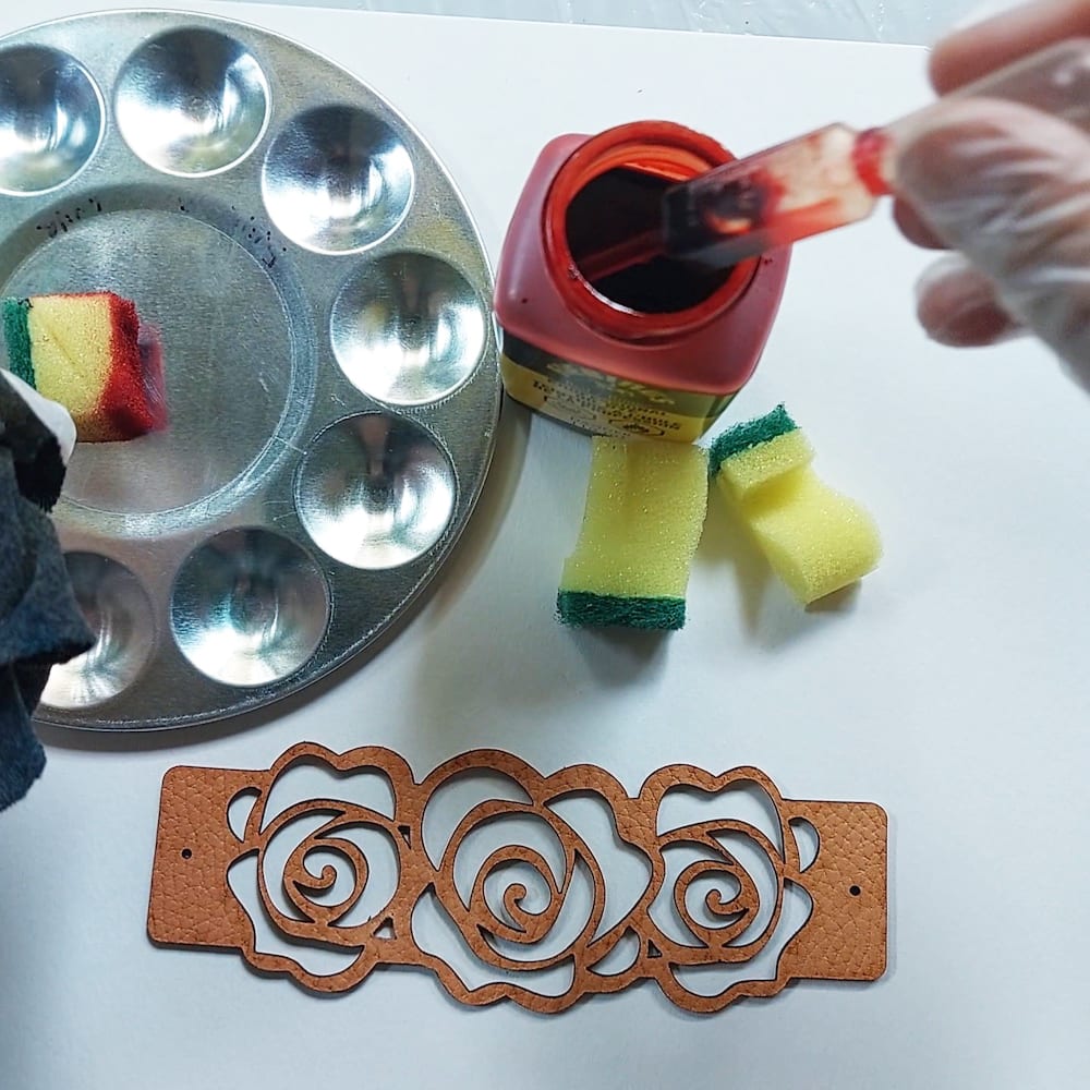 Step 1: Remove dye with dropper Step 1: I remove dye from the bottle using the dropper.