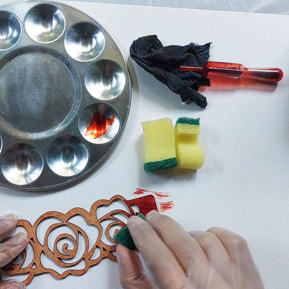 Step 3a: Apply the dye to the bracelet with the sponge Step 3a: I apply the dye to the bracelet using the sponge.