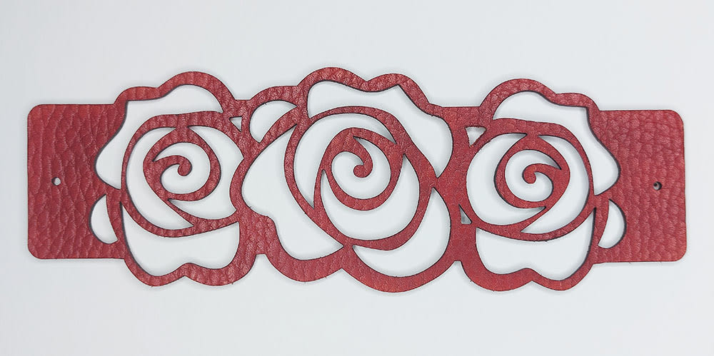 Dyed bracelet 1 The frontside of the fully-dyed bracelet.