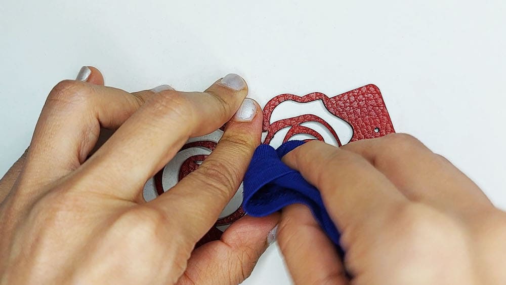 Step 1: Buff off excess dye 1 Step 1: I buff off excess dye from the front of the bracelet.