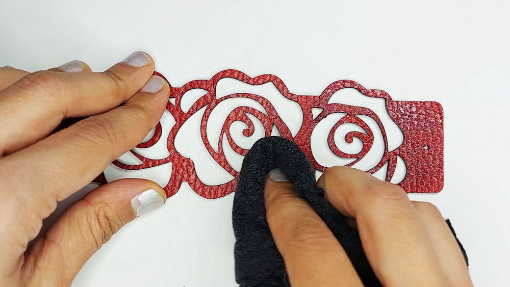 Step 2b: Rub the surface of the bracelet with the rag to apply the oil Step 2b: I rub the surface of the bracelet with the rag to apply the oil