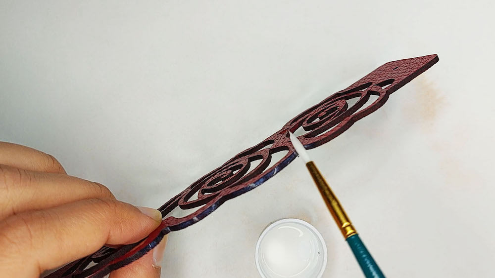 Step 3d: Apply the Sheen to the outer edges Step 3d: I apply the Sheen to the outer edges.