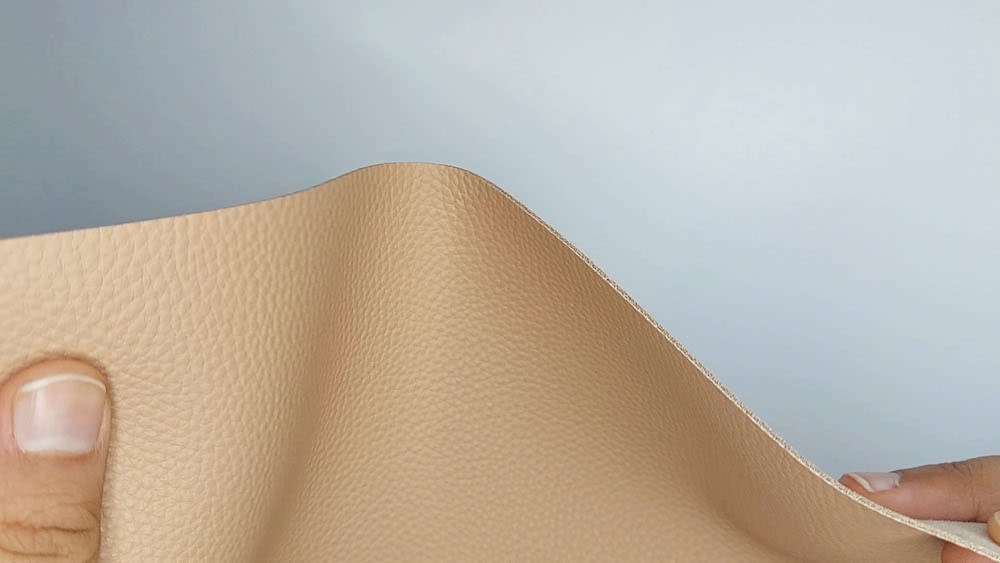 The "floppiness" of the leather sample Shows how floppy/flimsy the leather is and how it bends and folds.