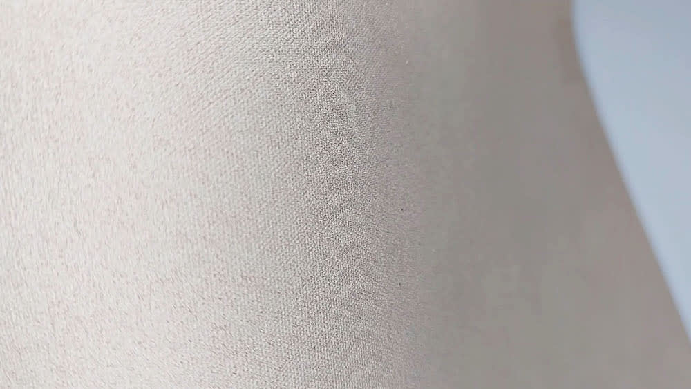 The "furriness" of the fleshy side Shows that the fleshy side of my leather sample is not very "furry", with very short, packed fibers.