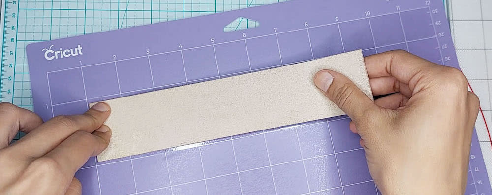 Step 4: Stick your leather to the transfer tape Step 4: I stick my leather to the transfer tape with the finished side facing downwards.