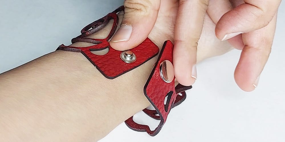 One last test Wrap the bracelet around your wrist to double check the position of the eyelet and stud.