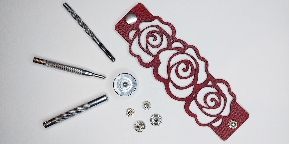 All components of snap bracelet closures.