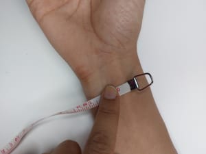 Step 1a: hold measuring tape on wrist