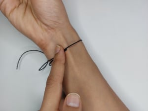 Step 1b: wrap string around wrist