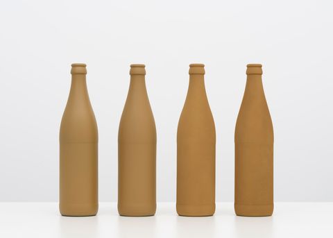 Pigmentdruck mit dem Titel 'Vier Flaschen in Vichyform (Gelbbraun)', 2023, aus der Serie DIN