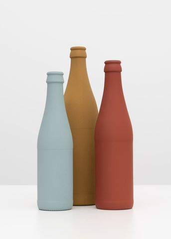Pigmentdruck mit dem Titel 'Drei Flaschen in Vichyform (Lichtblau, Gelbbraun, Rotbraun)', 2023, aus der Serie DIN
