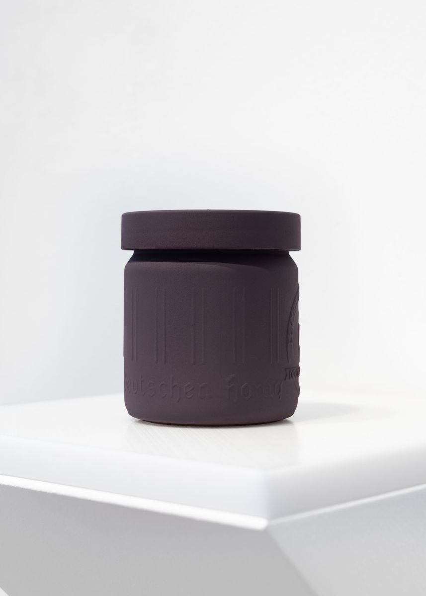 Einheitsglas (Violett), 2021. Lack auf Glas und Kunststoff, 9,5 x 8 x 8 cm. Aus der Serie DIN – RAL lackierte DIN-Teile. - Detail 1