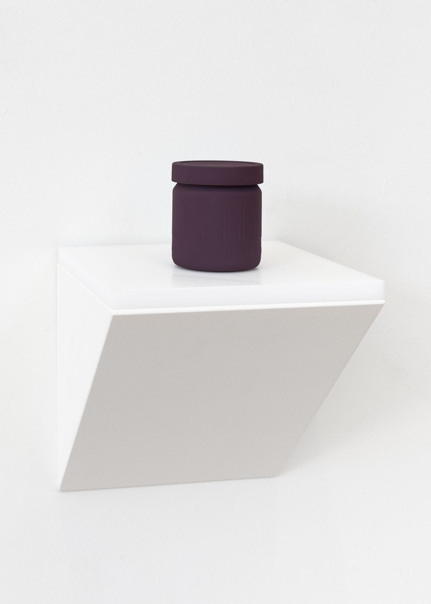 Einheitsglas (Violett), 2021. Lack auf Glas und Kunststoff, 9,5 x 8 x 8 cm. Aus der Serie DIN – RAL lackierte DIN-Teile.
