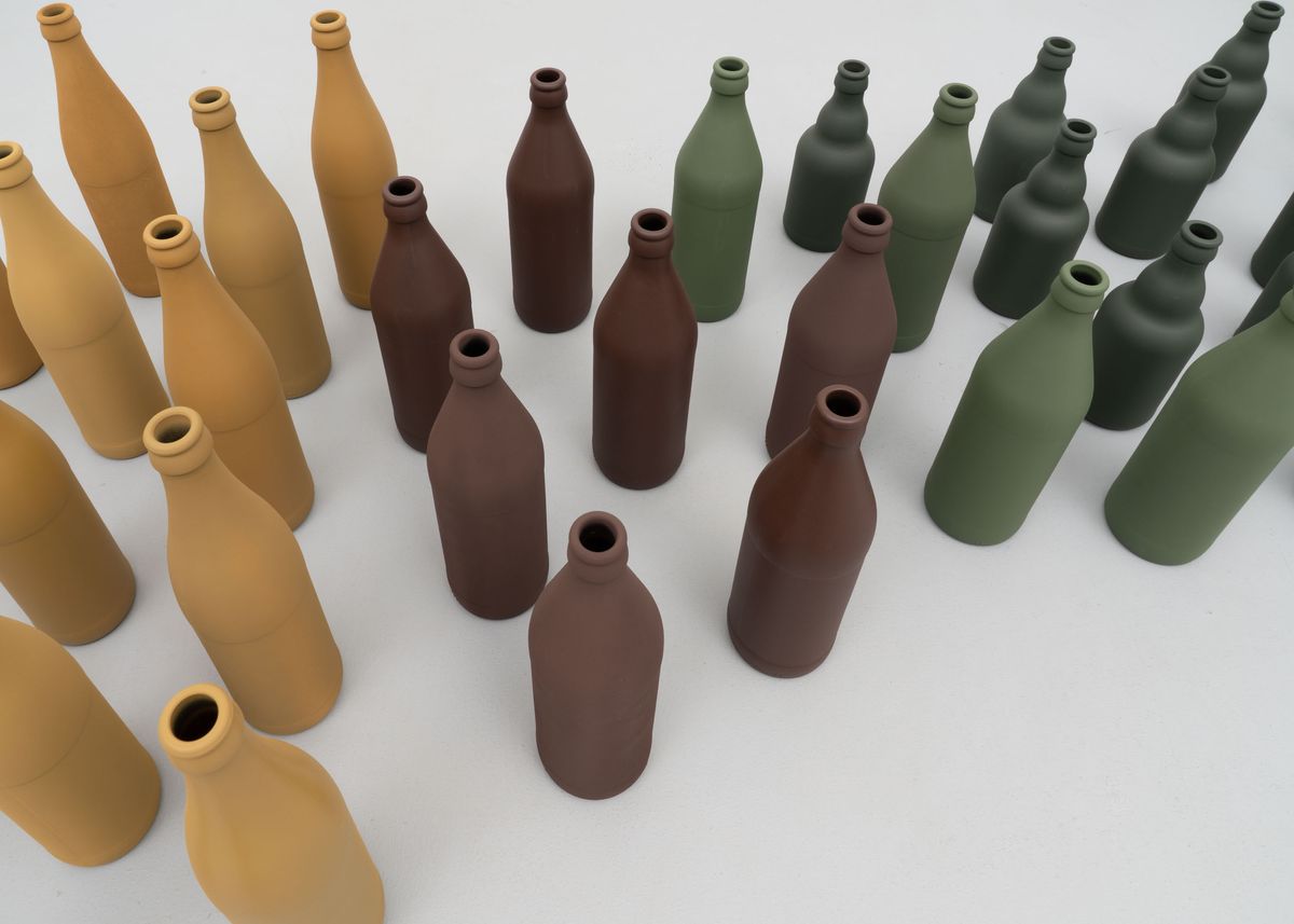 Lack auf Glasflaschen mit dem Titel 'The pack (das Rudel)', 2023, aus der Serie DIN - Detail 2