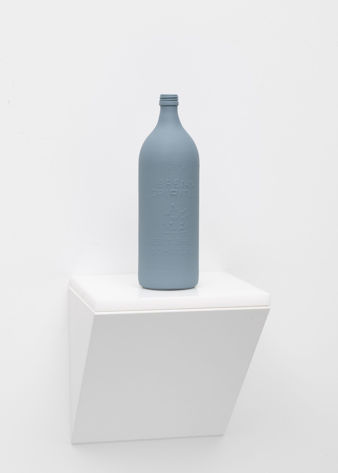 Brennspiritusflasche (Dämmergrau), 2026. Lack auf Glas, 28 × 8 cm. Aus der Serie TGL – Norm und Farbe der DDR.