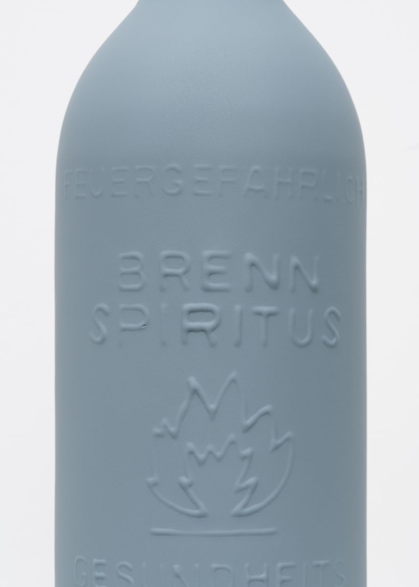 Brennspiritusflasche (Dämmergrau), 2026. Lack auf Glas, 28 × 8 cm. Aus der Serie TGL – Norm und Farbe der DDR. - Detail 1