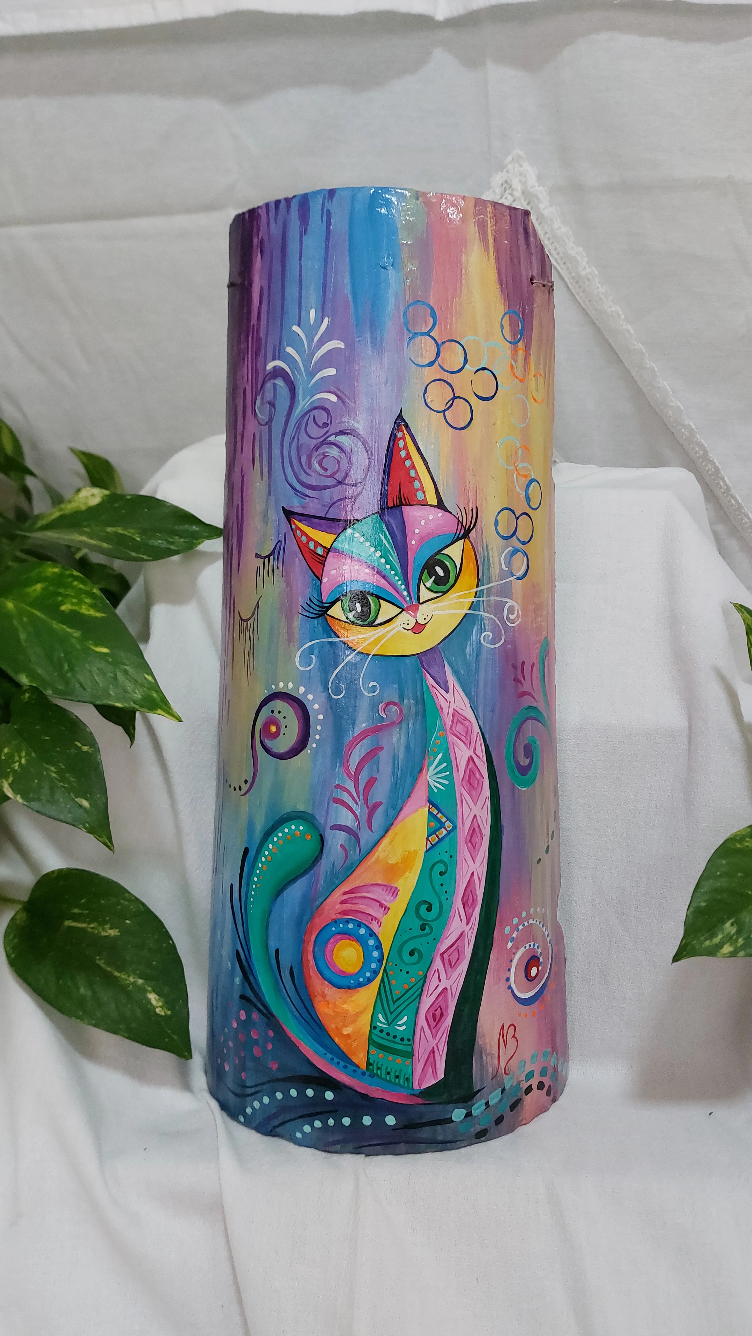 Teja colonial pintada a mano, gato estilo naif, con diseños coloridos, patrones geométricos y fondos abstractos en tonos pasteles y vibrantes.