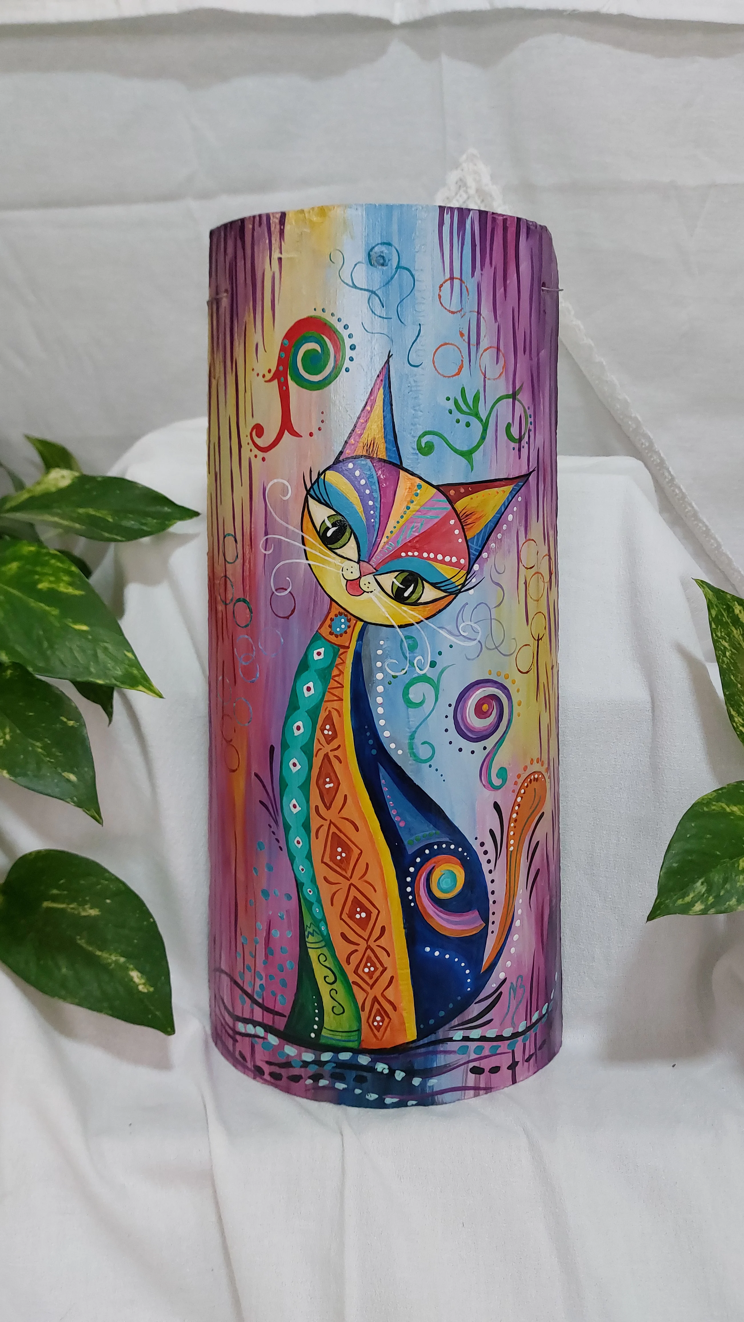 Teja colonial pintada a mano, gato estilo naif, con diseños coloridos, patrones geométricos y fondos abstractos en tonos pasteles y vibrantes.