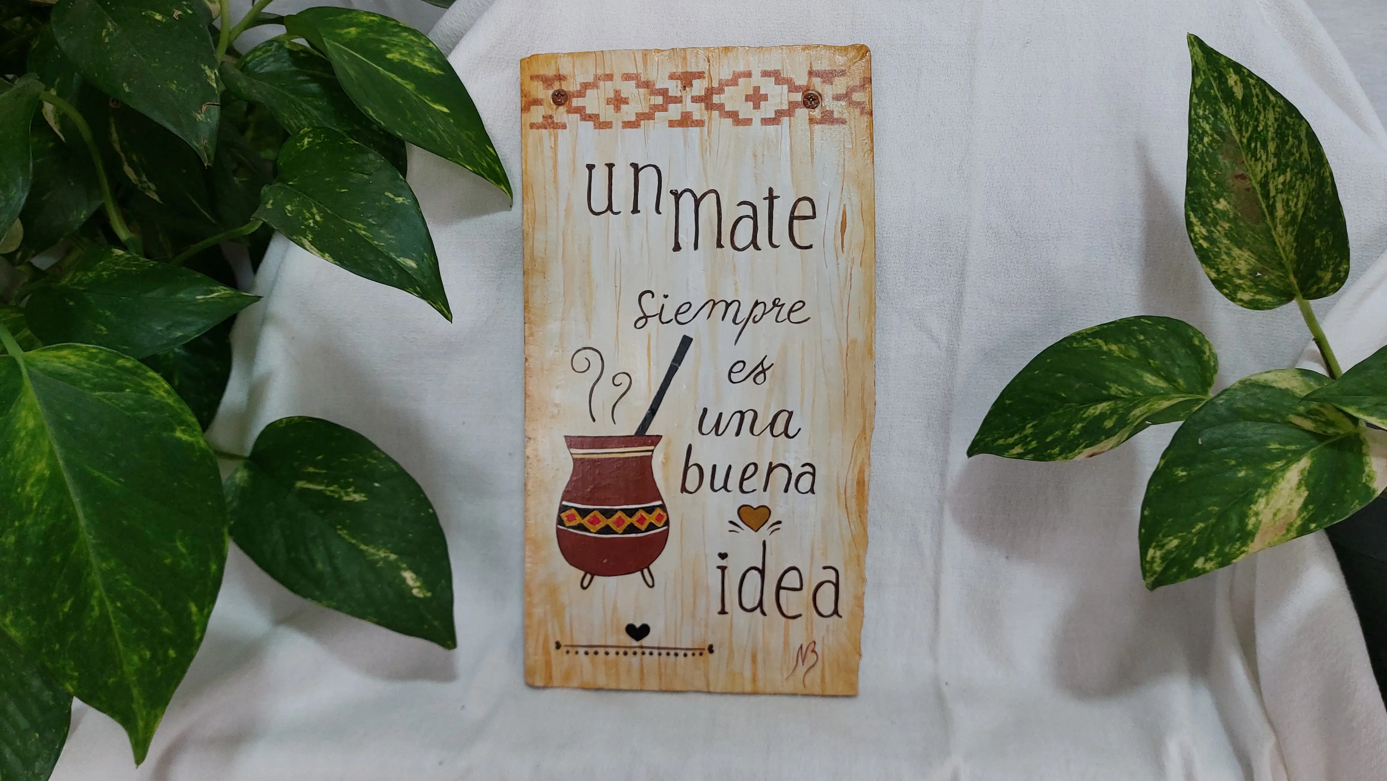 Cuadro pintado a mano decorado y con frase: "Un mate siempre es una buena idea"