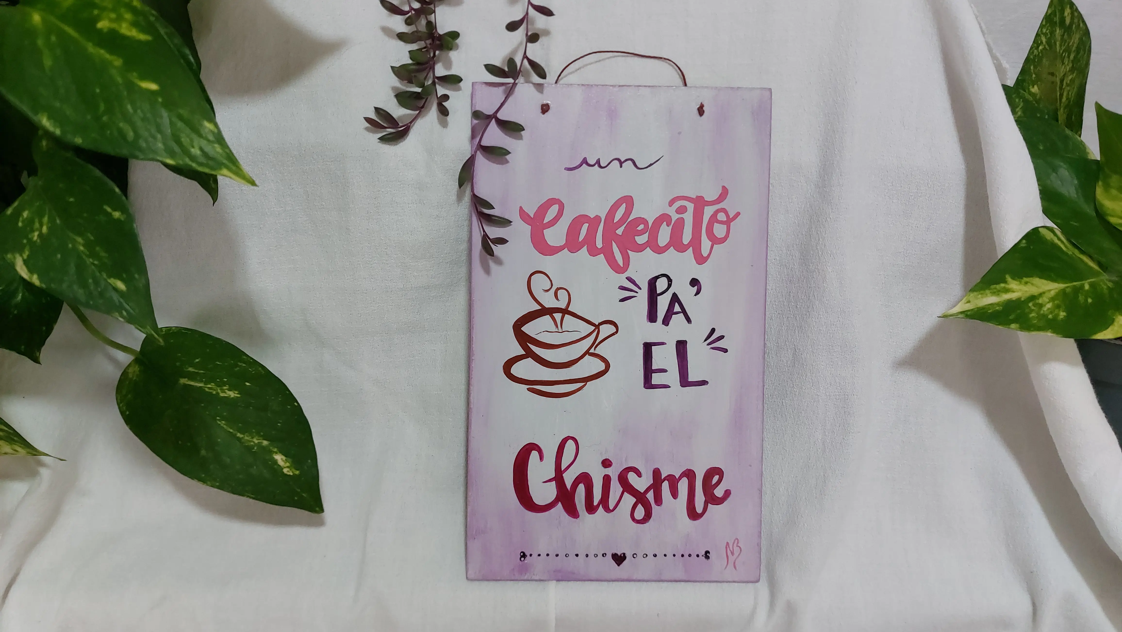 Cuadro pintado a mano decorado y con frase: "Cafecito para el chisme"