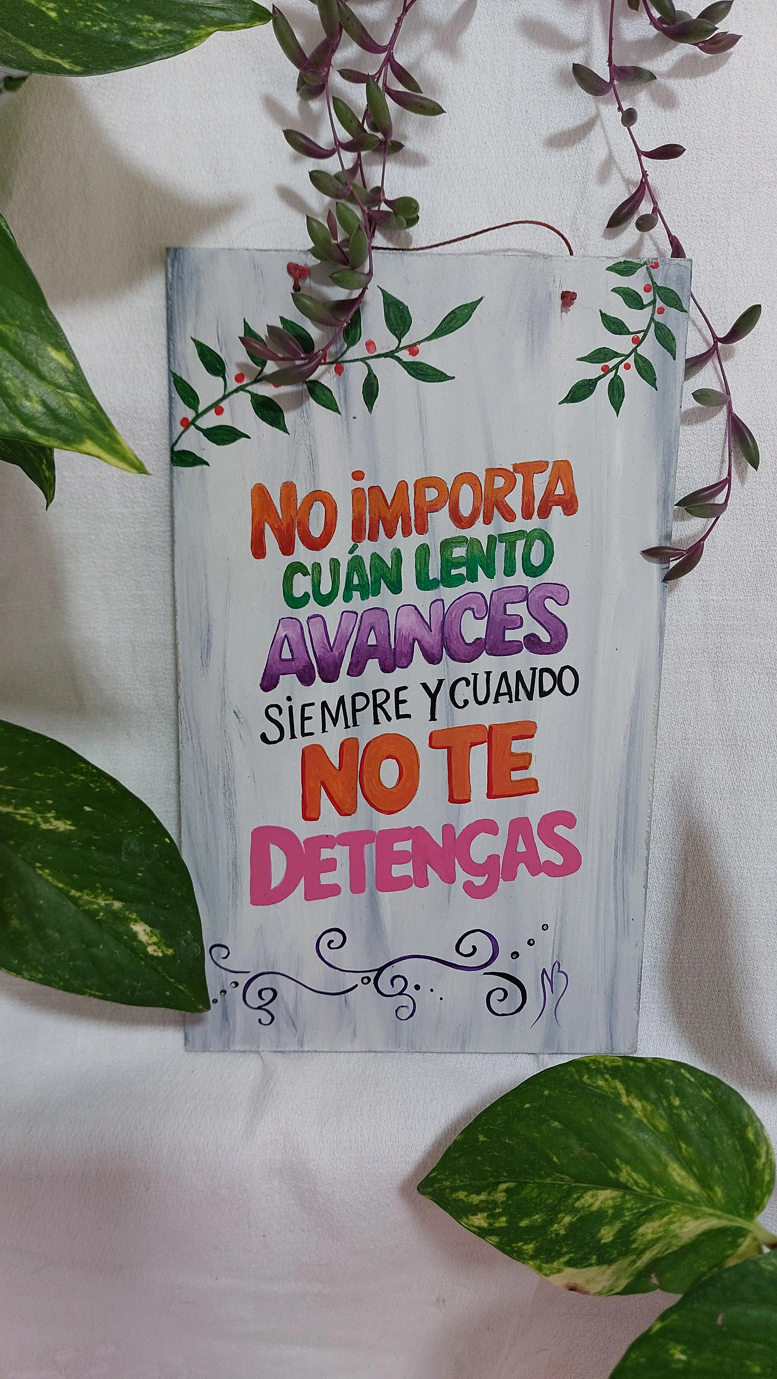 Cuadro pintado a mano decorado y con frase: "No importa cuan lento avances, siempre y cuando no te detengas"