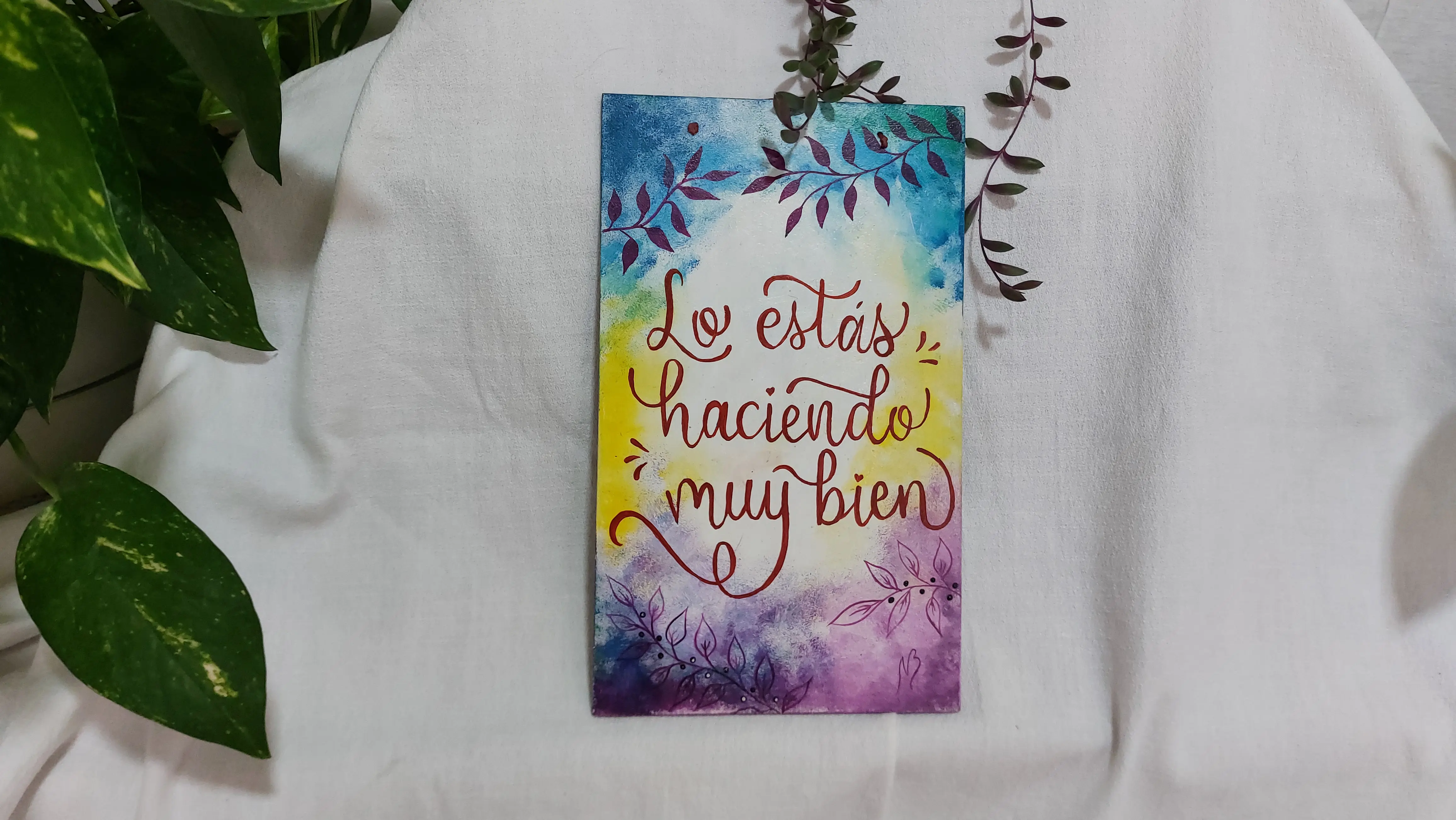 Cuadro pintado a mano decorado y con frase: "Lo estás haciendo muy bien."