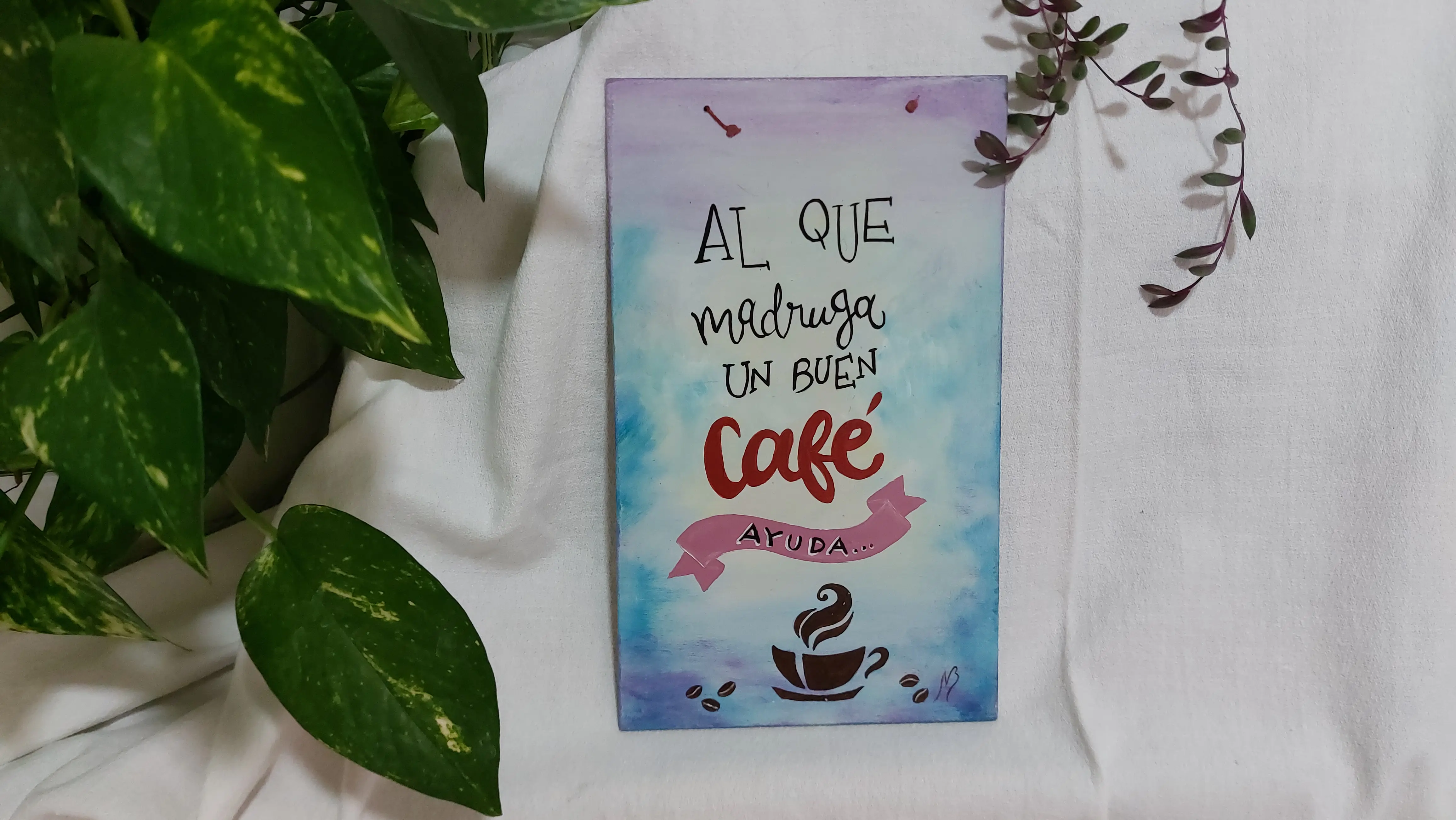 Cuadro pintado a mano decorado y con frase: "Al que madruga un buen café le ayuda"