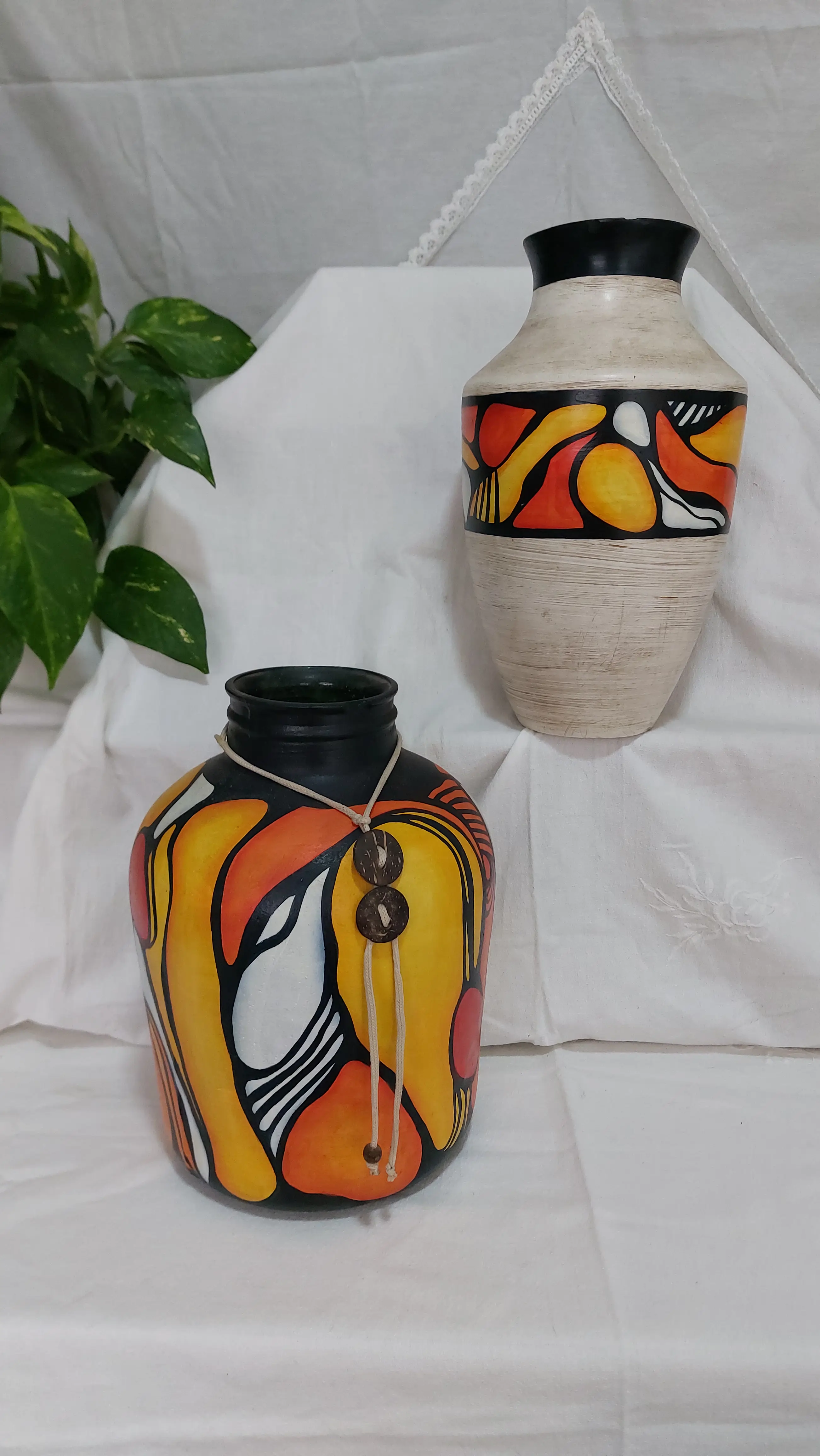 Par de jarrones reciclados, pintados a mano con diseños abstractos y geométricos.