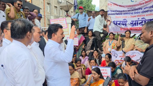 कनिष्ठ महाविद्यालयीन अन्यायकारक ऑनलाइन संच मान्यता विरोधी शासनाचा निषेध नोंदविण्यासाठी शिक्षण आयुक्त व शिक्षण संचालक कार्यालयासमोर धरणे आंदोलनाला संबोधित केले.