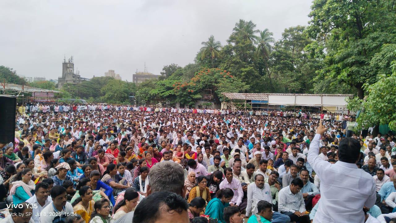 आझाद मैदान मुंबई येथे विनानुदानित शिक्षकांच्या टप्पा वाढ अनुदानसाठी पुकारण्यात आलेल्या आंदोलनात सहभाग नोंदविला.