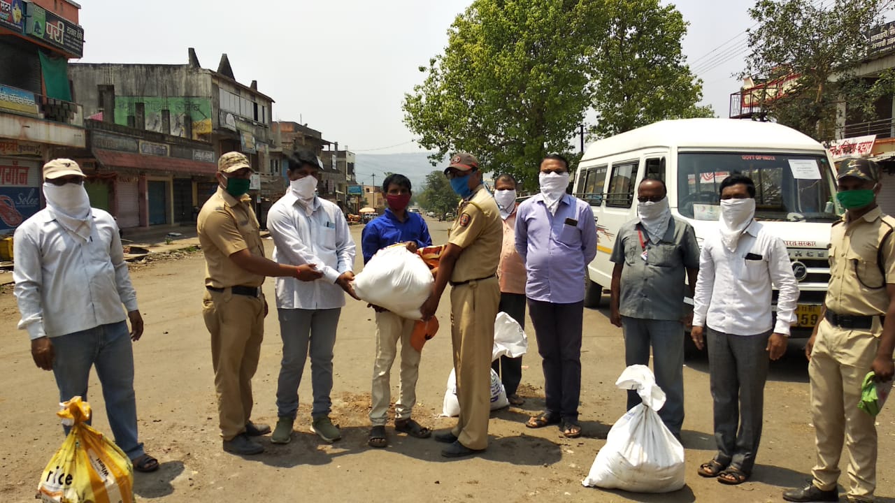 कोरोना काळात विनाअनुदानित शिक्षकांना धान्याचे वाटप केले.