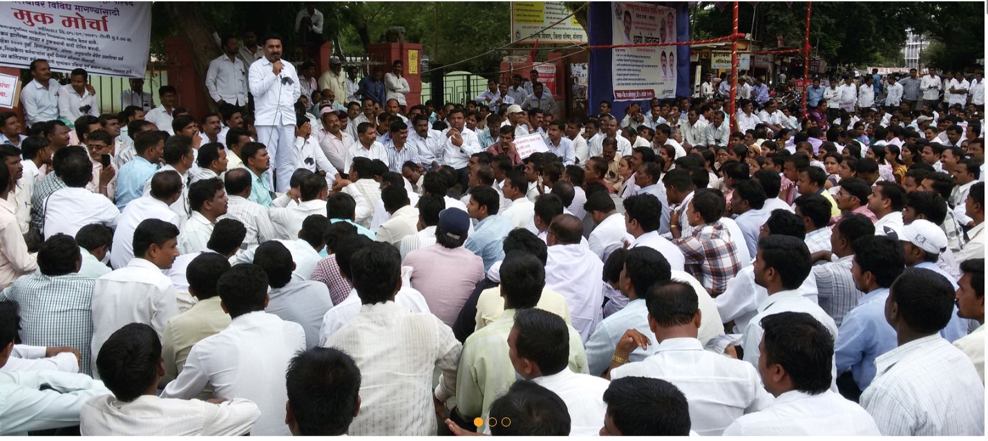 हुतात्मा पुतळा सोलापूर ते जिल्हा परिषद सोलापूर शिक्षकांच्या विविध मागण्यांसाठी मूक मोर्चा