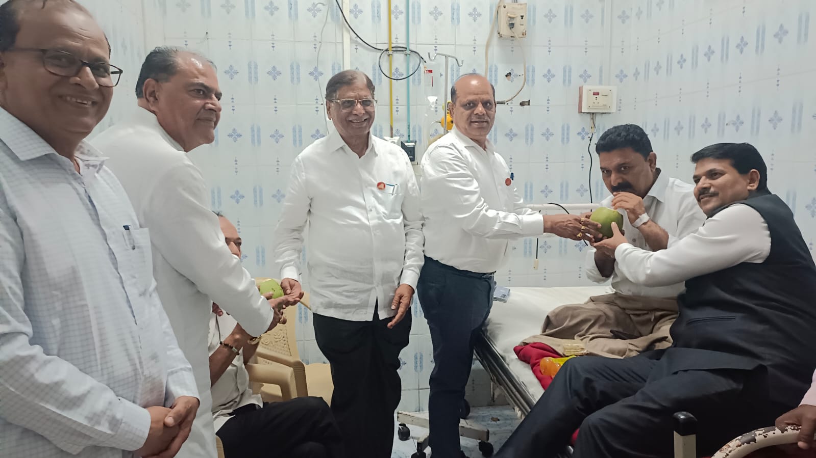 विनाअनुदानित शिक्षकांच्या अनुदानासाठी आझाद मैदान येथे उपोषण केले त्यास यश मिळाले.