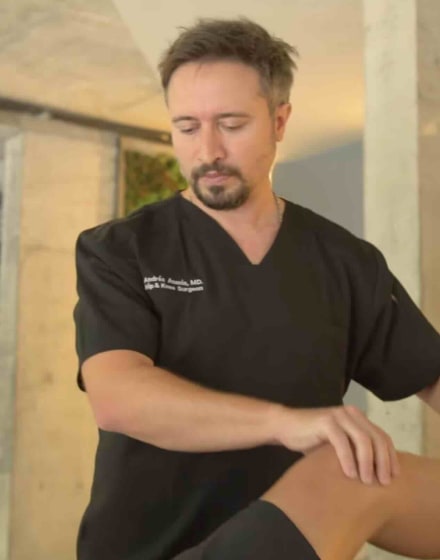 El Dr. Andrés Anania evalúa la movilidad de la rodilla de un paciente