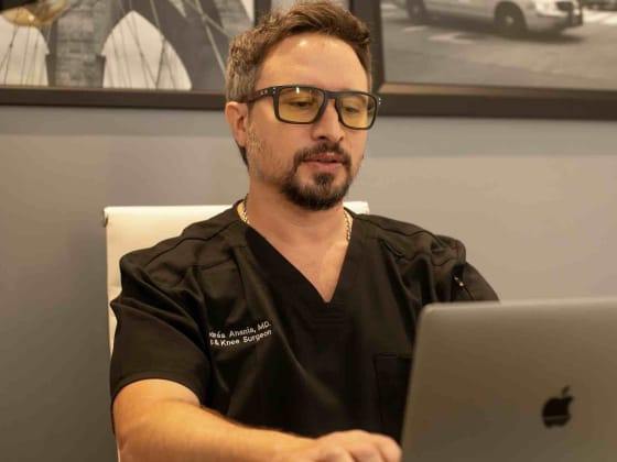 El Dr. Andrés Anania en su consultorio