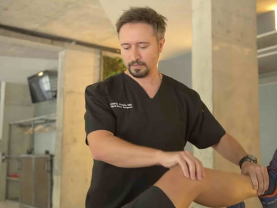 El Dr. Andrés Anania evalúa la movilidad de la rodilla de un paciente