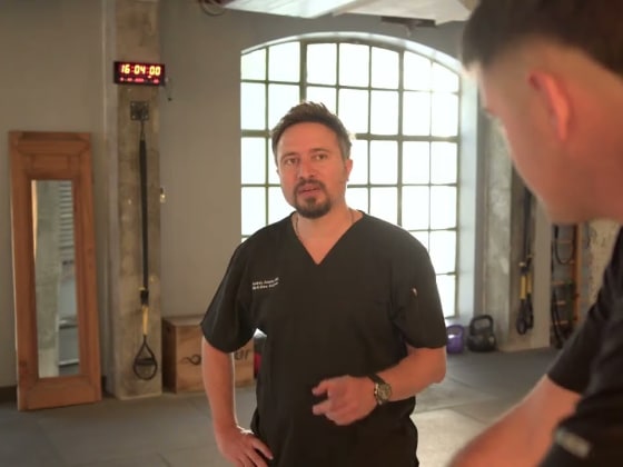 El Dr. Andrés Anania acompaña a un paciente durante su entrenamiento