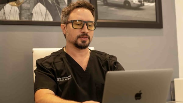 El Dr. Andrés Anania en su consultorio