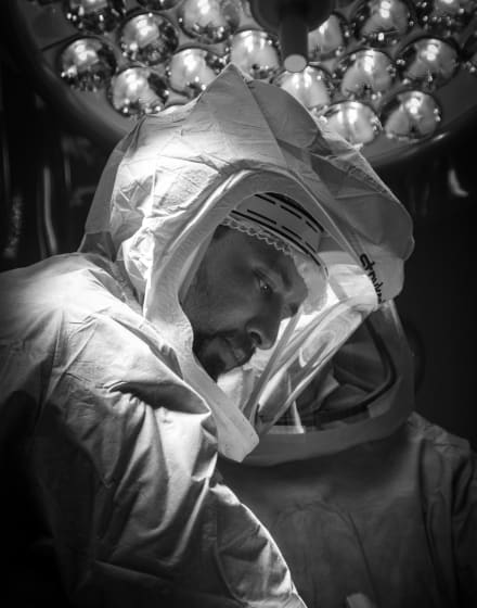 El Dr. Andrés Anania en el quirófano, con traje y casco quirúrgico